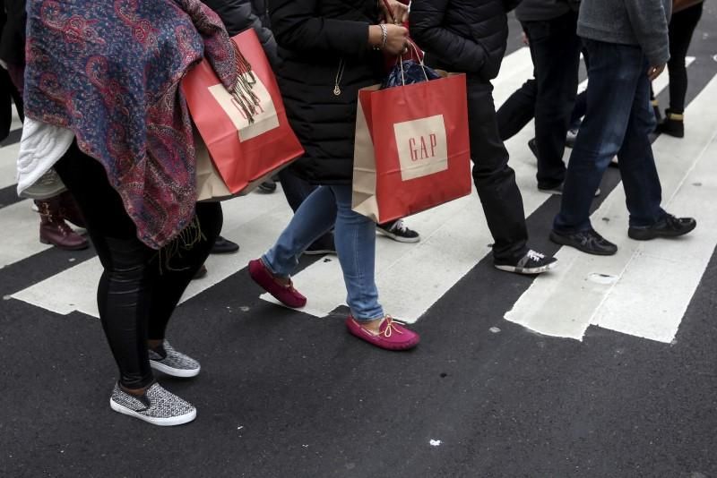 Shoppers cross 34th Street the day after Christmas in the Manhattan borough of New York December 26, 2015. REUTERS/Carlo Allegri