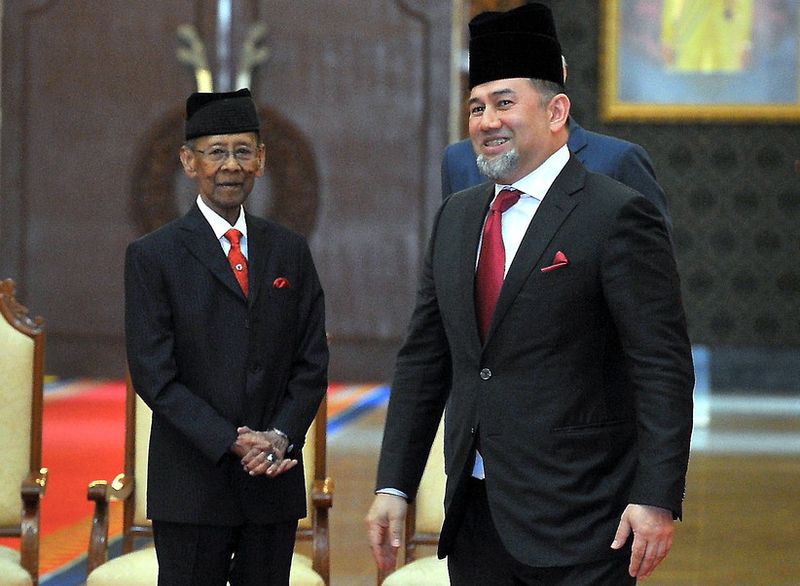 Yang di-Pertuan Agong Tuanku Abdul Halim Mu'adzam Shah (kiri) dan Sultan Kelantan Sultan Muhammad V berkenan berangkat ke Mesyuarat Majlis Raja-Raja ke-243 (Khas) di Istana Negara hari ini. u00e2u20acu201d Foto Bernama
