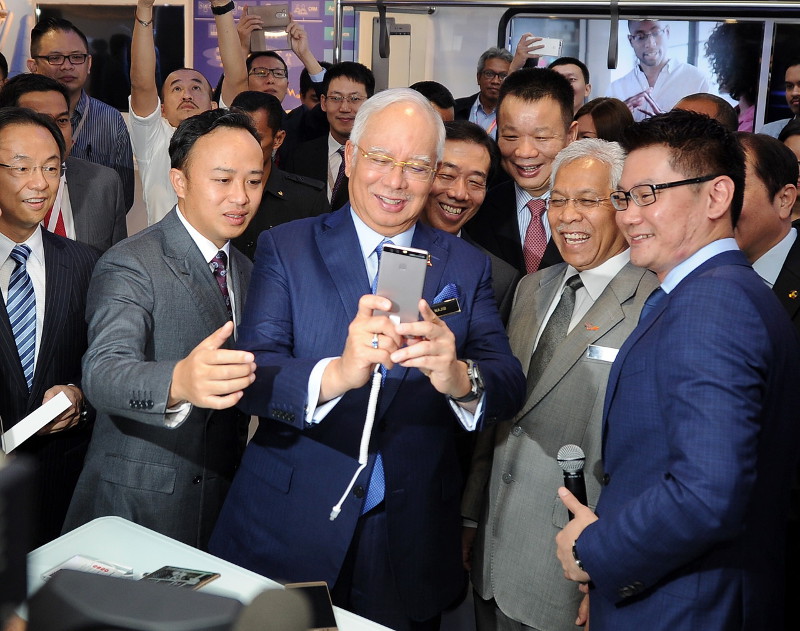 Prime Minister Datuk Seri Najib Razak admiring the latest smartphone on display when visiting the Huawei Customer Experience Solution Integration and Innovation Centre, in Kuala Lumpur October 26, 2016. u00e2u20acu201d Bernama pic