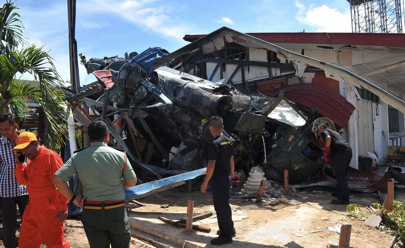 Anggota pasukan TUDM mula melakukan kerja pembersihan bagi memudahkan helikopter Nuri dibawa keluar dari kawasan SMK Balung, Tawau 5 Okt 2016. u00e2u20acu201d Foto Bernama