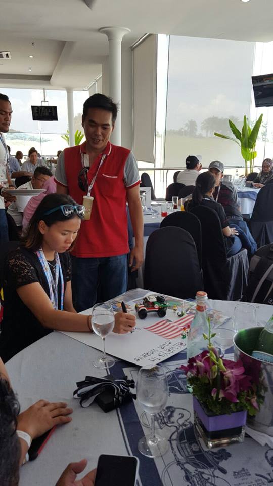 Olympic silver medallist Pandelela Rinong signs a card was to help raise awareness and pull Malaysians together to donate to Muhammad Danish Maarif's family.