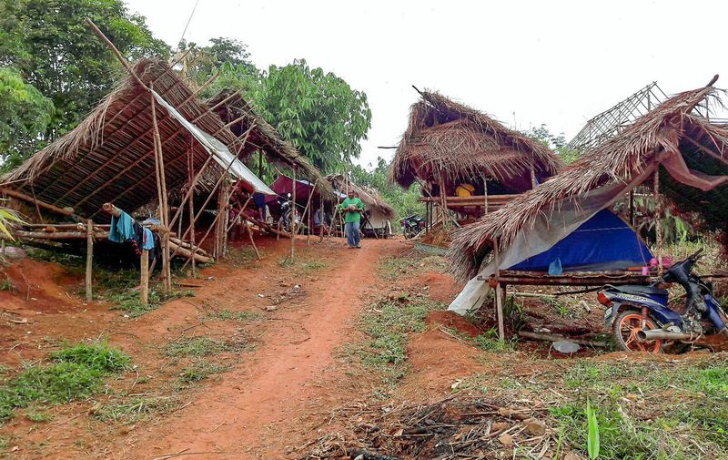 Orang Asli membina pondok sementara di Kampung Petei sejak 26 September lepas bagi menghalang aktiviti pembalakan di kawasan itu di Gua Musang 30 Okt 2016. u00e2u20acu201d Foto Bernama