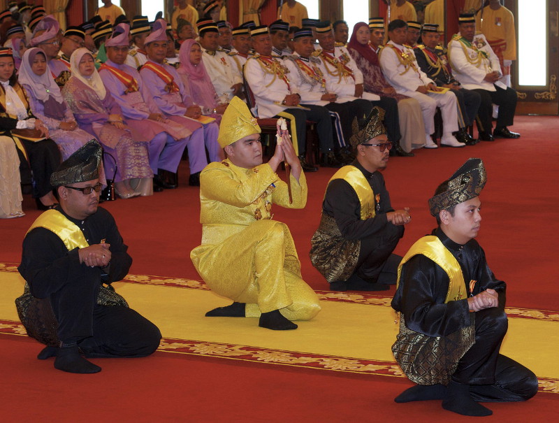 The Raja Muda of Selangor, Tengku Amir Shah receiving a keris, a gift of the Sultan of Selangor, during the proclamation ceremony at Balairung Seri, Istana Alam Shah, October 8, 2016. u00e2u20acu201d Bernama pic