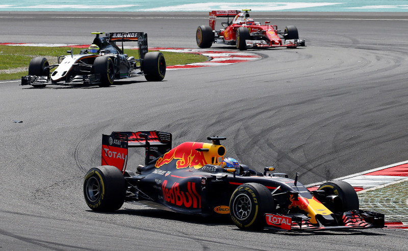 Red Bulls Daniel Ricciardo of Australia (bottom) in action during the F1 Malaysia Grand Prix race at Sepang, October 2, 2016. u00e2u20acu201d Reuters pic