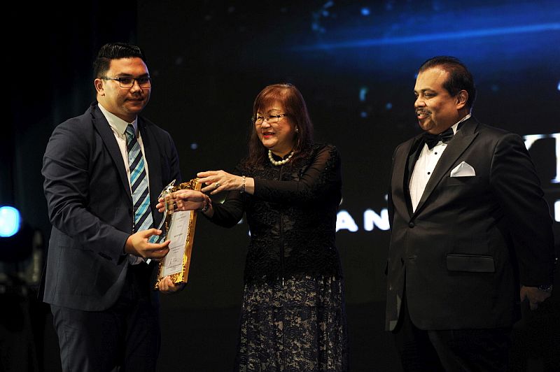 Producer of u00e2u20acu02dcSurayau00e2u20acu2122 Ikhlas Khaled Novel Ngadimin receiving the best film award from Deputy Higher Education Minister Datuk Mary Yap Kain Ching at the AYYIF 2016 in Sintok, October 8, 2016. u00e2u20acu2022 Bernama pic