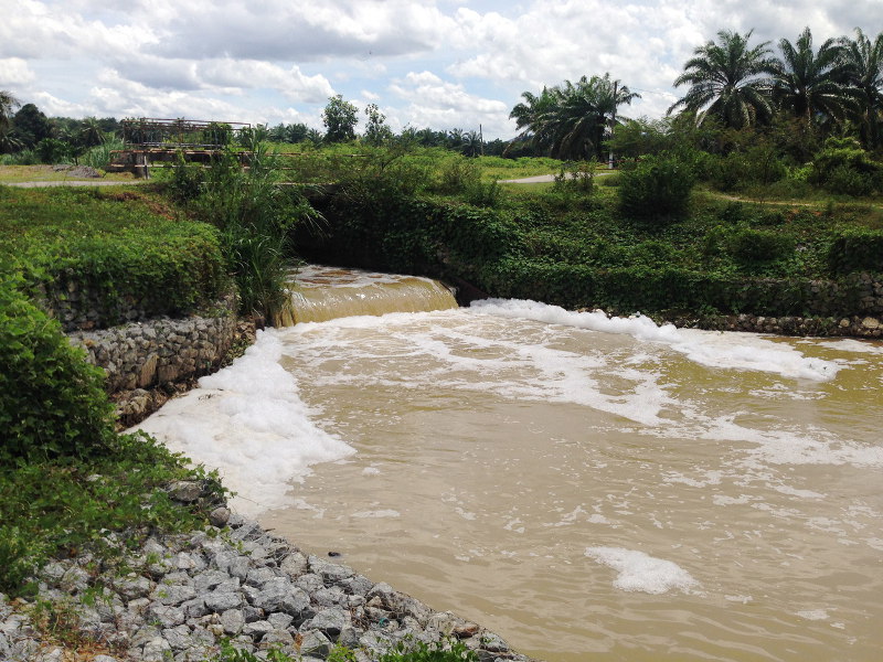 The stinking and frothy water of Sungai Batang Benar in Nilai is believed to have been caused by industrial liquid wastes discharged directly into the river, October 31, 2016. u00e2u20acu201d Bernama pic