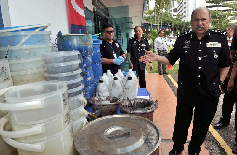 Narcotics CID director Datuk Mohd Mokhtar Mohd Shariff showing various tools used to process cocaine that were seized at a laboratory in two raids in Ayer Hitam and Yong Peng, at police headquarters in Johor Baru, October 9, 2016. u00e2u20acu201d Bernama pic