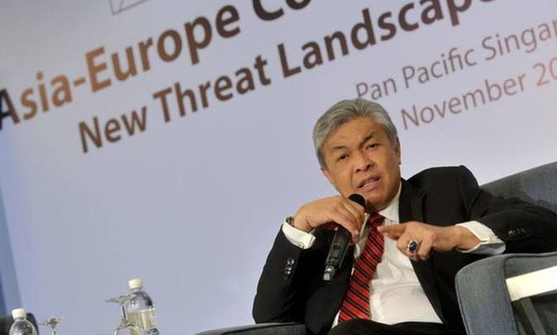 nSINGAPURA, 1 Nov -- Timbalan Perdana Menteri yang juga Menteri Dalam Negeri, Datuk Seri Dr Ahmad Zahid Hamidi meluahkan pendapat ketika sesi perbincangan sempena program ,Asia-Europe Counter-Terrorism Dialogue, di sebuah hotel terkemuka hari ini.n