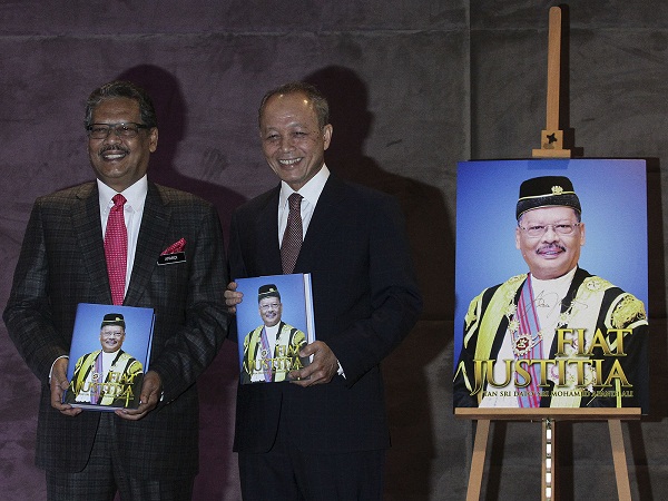 Attorney-General Tan Sri Mohamed Apandi Ali  (left) and Chief Justice of Malaysia YAA Tun Arifin Zakarian during a book launch entitle u00e2u20acu02dcFiat Justitiau00e2u20acu2122 by  Mohamed Apandi Ali in Kuala Lumpur November 4, 2016. u00e2u20acu201d Picture by Yusof Mat Isa