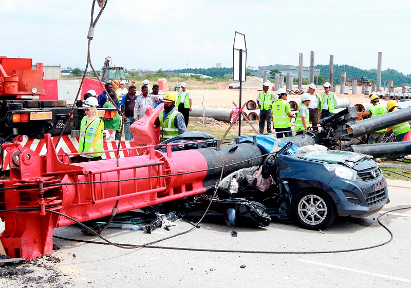 A man and a woman were crushed to death when a piledriver fell on their car in Meru, Klang November 4, 2016.u00e2u20acu201dBernama pic