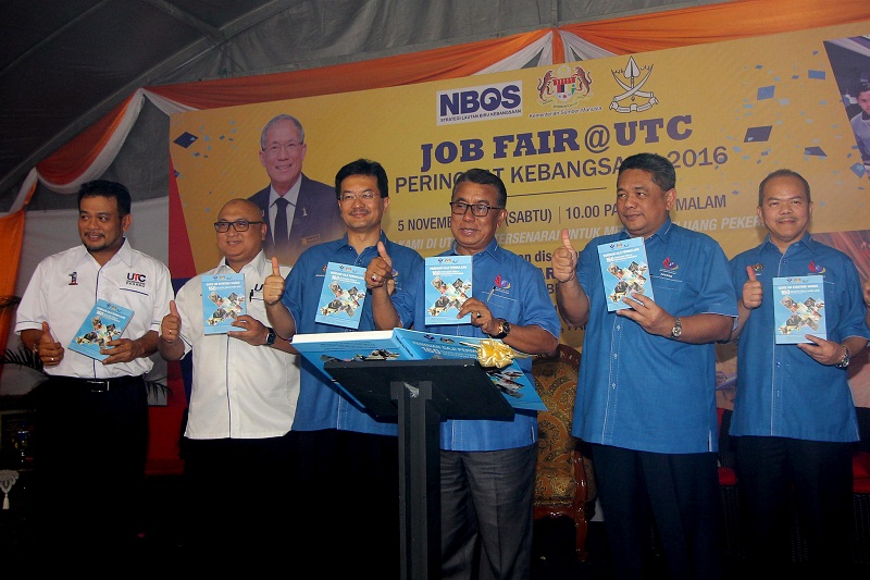 Deputy human resources minister Datuk Seri Ismail Abd Muttalib (third from right) at the launch ceremony for the guidebook entitled u00e2u20acu02dcSalary Guide, Starting Salaries for 160 Selected Skill-Based Jobsu00e2u20acu2122 in Kuantan, November 5, 2016. u00e2u20acu201d Bernama pic