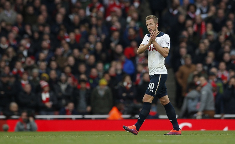 Tottenhamu00e2u20acu2122s Harry Kane applauds their fans as he is substituted during the match against Arsenal at the Emirates Stadium on November 6, 2016. u00e2u20acu201d Reuters pic