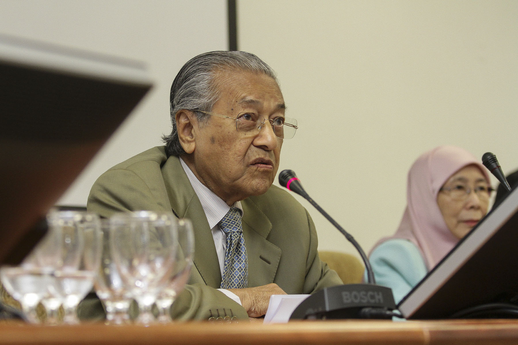 Tun Dr Mahathir Mohamad speaks during a meeting to in Parliament in Kuala Lumpur November 8, 2016. u00e2u20acu201dPicture by Yusof Mat Isa