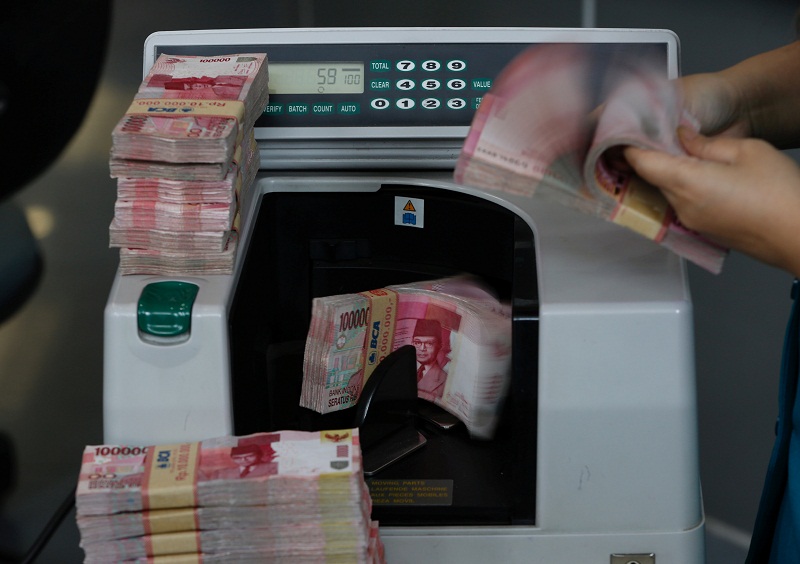 A teller at a money changer counts Indonesia rupiah bank notes in Jakarta November 14, 2016. u00e2u20acu201d Reuters pic