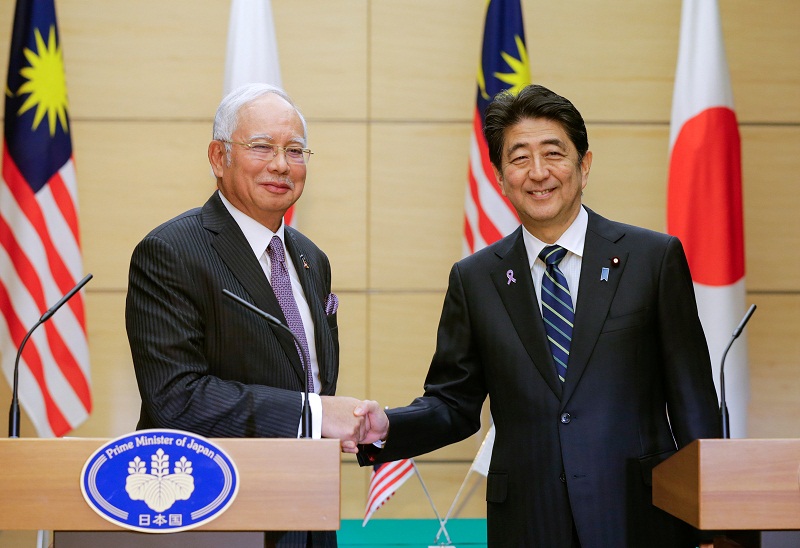 Prime Minister Datuk Seri Najib Razak shakes hands with Japanese Prime Minister Shinzo Abe at the end of their joint news conference at Abeu00e2u20acu2122s official residence in Tokyo November 16, 2016. u00e2u20acu201d Reuters pic