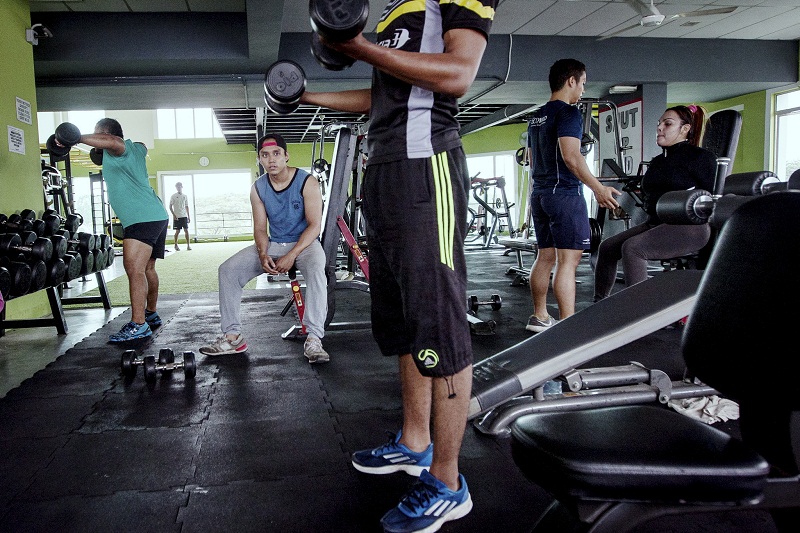 Peminat sukan gym sedang melakukan rutin mereka di sebuah Pusat Gym pada 18 November 2016 di Kuala Lumpur. u00e2u20acu201d Foto Bernama