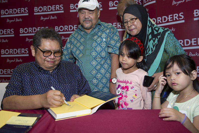 Cartoonist Datuk Mohd Nor Khalid, or popularly known as u00e2u20acu02dcLatu00e2u20acu2122, signs an autograph for fans during the launch of his new autobiography titled u00e2u20acu02dcLat: My Life and Cartoonsu00e2u20acu2122 in Kuala Lumpur November 19. 2016. u00e2u20acu201d Bernama pic 