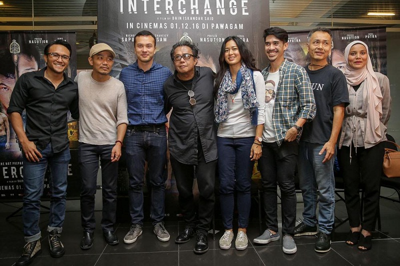 Nicholas Saputra (tengah) dalam filem Interchange membawakan watak Belian, lelaki misteri separuh manusia, berperanan membantu Iva yang menjadi dalang pembunuhan pelik. u00e2u20acu201d Foto-foto oleh Choo Choy May