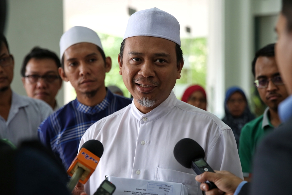 Hizbut Tahrir Malaysiau00e2u20acu2122s spokesman Abdul Hakim Othman speaks to reporters outside the Shah Alam Shariah High Court November 29, 2016. u00e2u20acu201d Picture by Saw Siow Feng