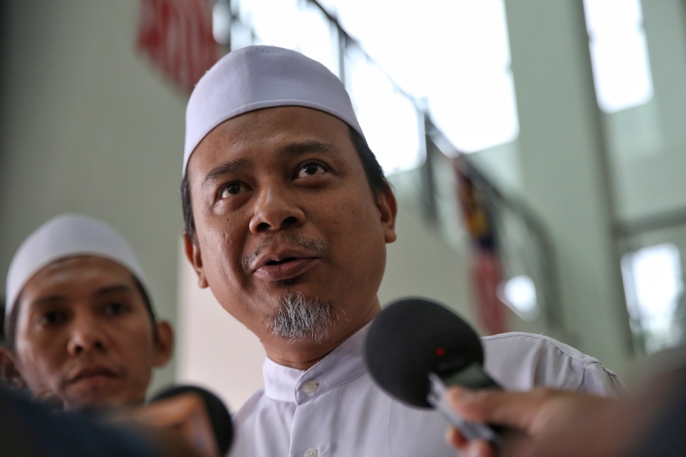 Hizbut Tahrir Malaysiau00e2u20acu2122s spokesman Abdul Hakim Othman speaks to reporters outside the Shah Alam Shariah High Court November 29, 2016. u00e2u20acu201d Picture by Saw Siow Feng