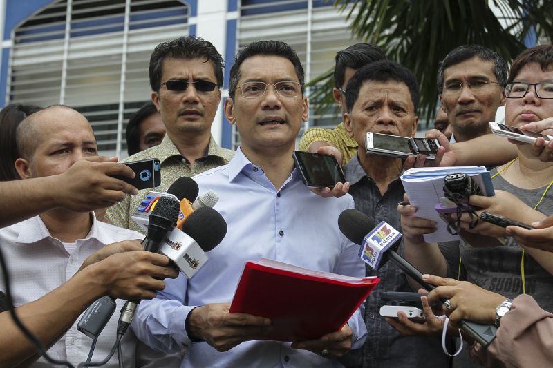 Jaringan Melayu Malaysia president, Datuk Azwanddin Hamzah speaks to members of the media outside the Dang Wangi Police Station in Kuala Lumpur, November 1, 2016. u00e2u20acu2022 Picture by Yusof Mat Isa