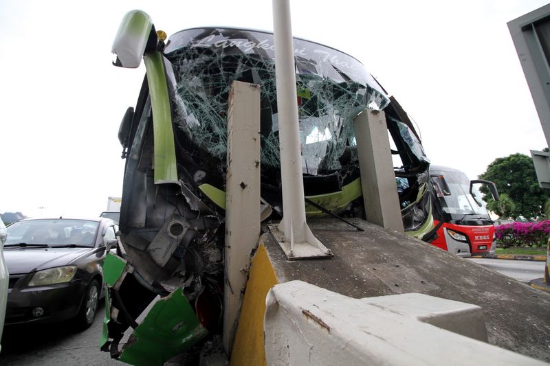 Bas persiaran yang membawa 33 murid dan empat guru SJKC Jit Sin, Bukit Mertajam remuk selepas merempuh tiang plaza tol Ipoh Selatan hari ini. u00e2u20acu201d Foto Bernama