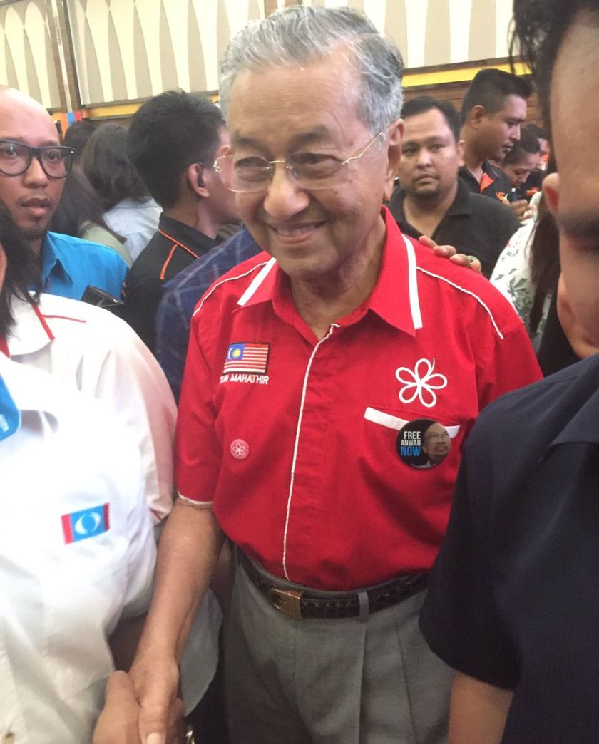 Dr Mahathir now wears Anwar on his shirt, Shah Alam, November 12, 2016. ― Picture courtesy of Kamles Kumar/Twitter page