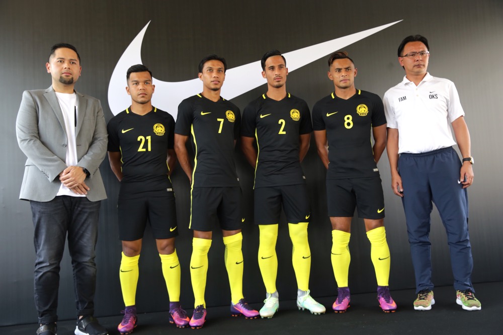 (From left) Nino Priambodo , Nazirul Naim (21) , Badrol Bakhtiar (7) , Matt Davies (2)  , Zaquan Adha (8)  and Datuk Ong Kim Swee. u00e2u20acu201d Picture by Choo Choy May