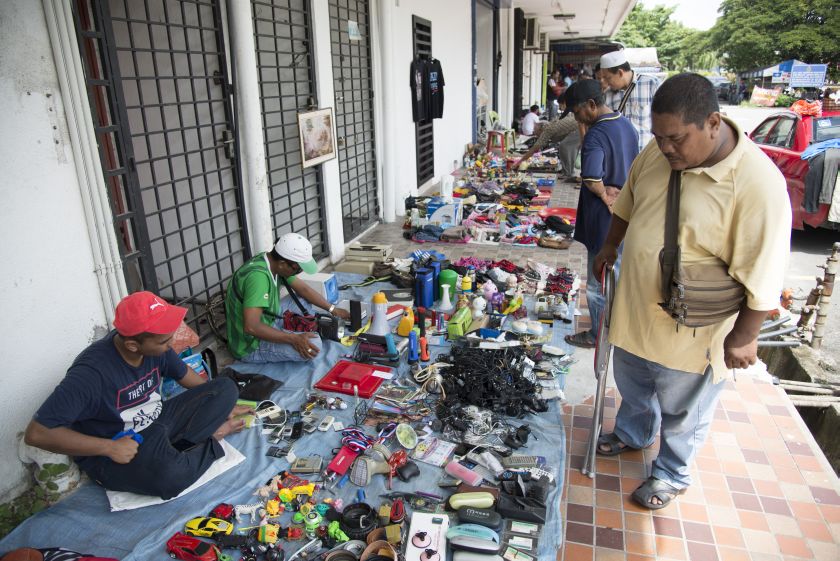 On weekends, the stalls spill out onto the sidewalks all around Taman Selat at the Rope Walk bazaar area. 
