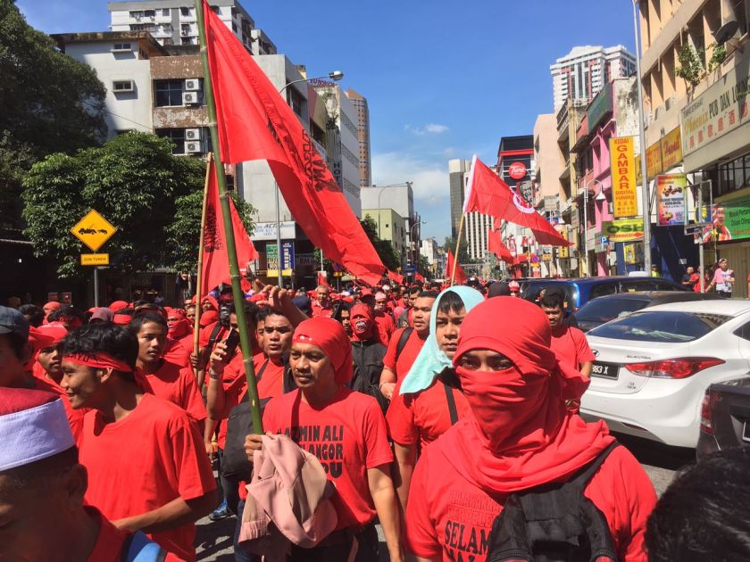 FRU personnel block members of the Red Shirt movement at the Dang Wangi station in Kuala Lumpur, November 19, 2016. u00e2u20acu201d Picture courtesy of Yiswaree Palansamy
