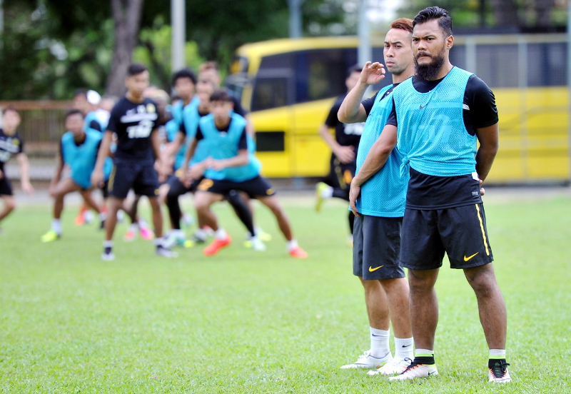 Harimau Malaysia players, Mohd Safee Sali (right) and Norshahrul Idlan Talaha trained as part of the preparation for the incoming AFF Suzuki Cup 2017 at Wisma FAM in Petaling Jaya November 7, 2016. u00e2u20acu201d Bernama pic