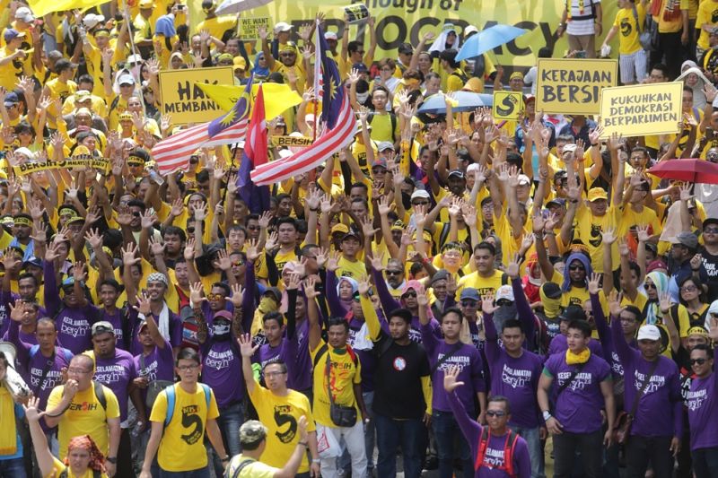 Bersih 5 rally participants marching towards Masjid Jamek in Kuala Lumpur on November 19, 2016. — Picture by Choo Choy May
