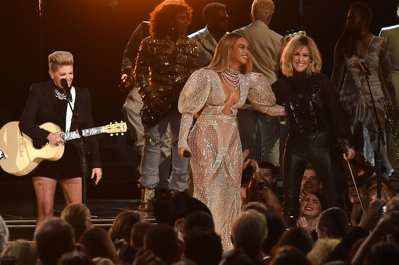 Garth Brooks win top prize, but Beyonce takes CMA' centre stage (VIDEO ...
