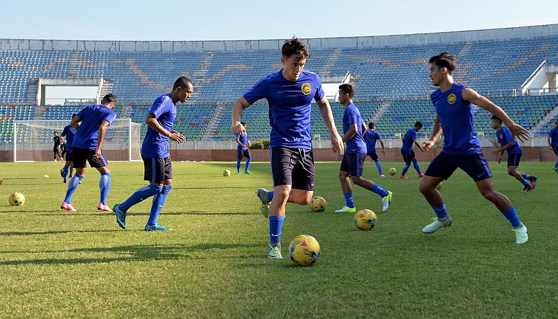 Darren Lok (centre) in action during the Harimau Malaysia training session at Thuwunna Stadium, Yangon, November 19, 2016. u00e2u20acu2022 Bernama pic
