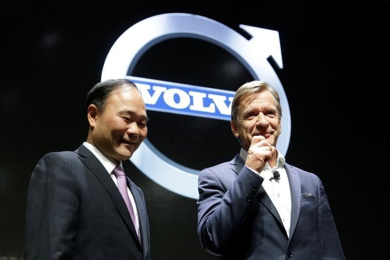 Li Shufu, (L) founder and chairman of Zhejiang Geely Holding Group and Hakan Samuelsson, President and Chief Executive Officer of Volvo, attend Volvou00e2u20acu2122s S90 news conference in Shanghai November 2, 2016. REUTERS/Aly Song