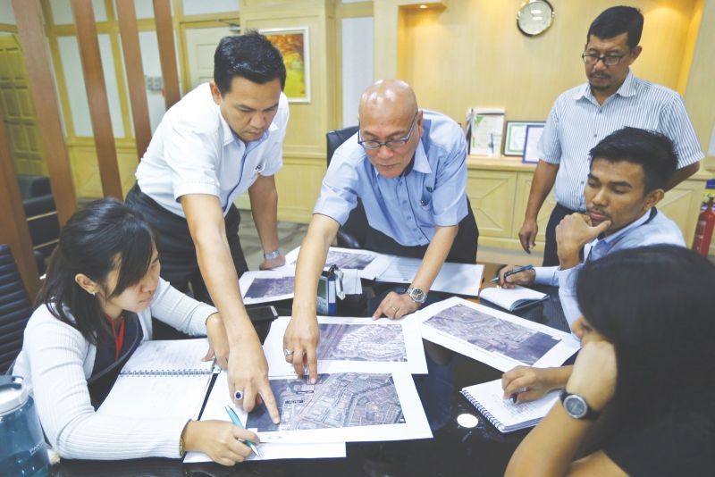 Nor Hisham (centre) and his staff show reporters the areas where the cleanup and blockage removal efforts are under way. u00e2u20acu201d Picture by Azneal Ishak