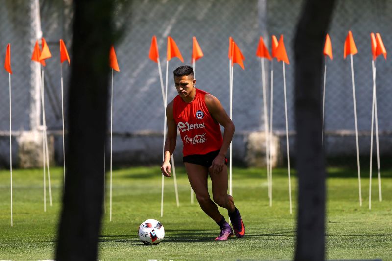 World Cup 2018 Qualifiers - Santiago, Chile - 8/11/16 - Chilean national team player AlexisSanchez attends a training session ahead of their match against Colombia 15/11/16. REUTERS/Ivan Alvarado