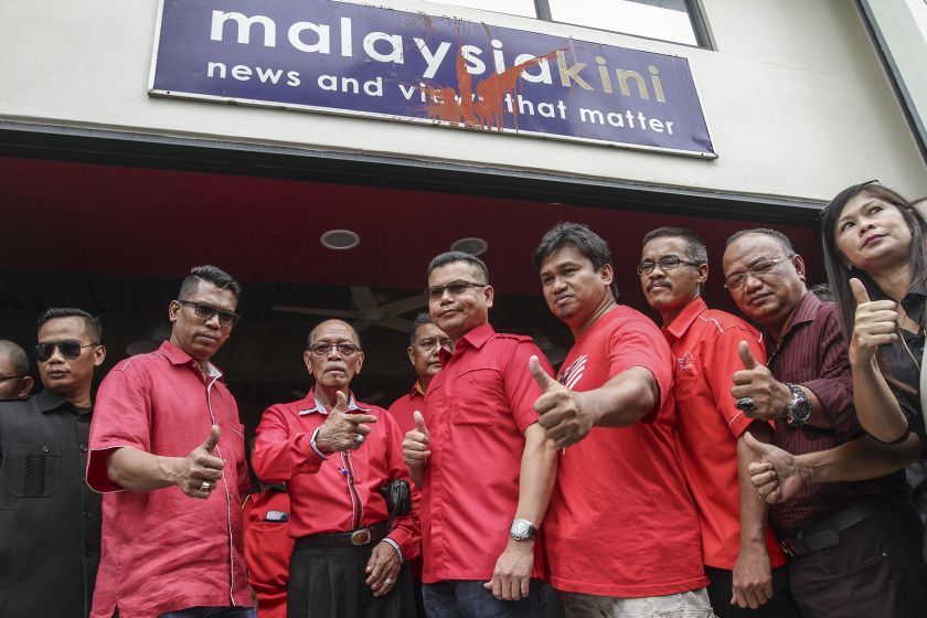 Red shirts leader Datuk Seri Jamal Yunos and his members gather outside the Malaysiakini office in Petaling Jaya, November 3, 2016. u00e2u20acu201d Picture by Yusof Mat Isa