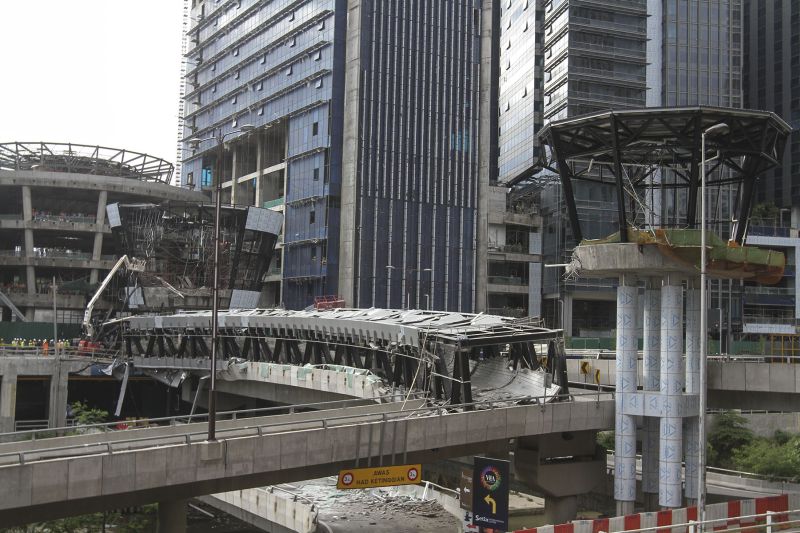 A pedestrian bridge under construction linking KL Eco City to the Gardens shopping mall at Mid Valley collapsed today, November 30, 2016. u00e2u20acu2022 Picture by Yusof Mat Isa