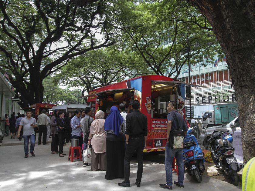People queue to buy lunch from a food truck in downtown Kuala Lumpur November 2, 2016. u00e2u20acu201d Picture by Yusof Mat Isa