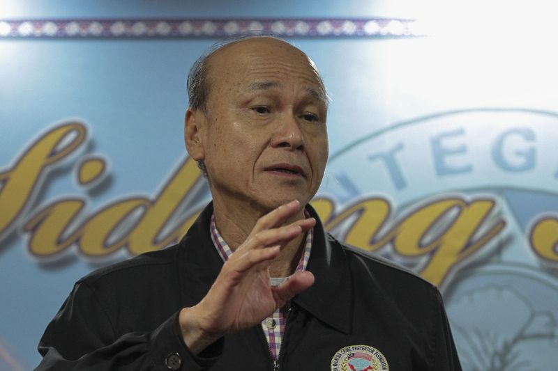 Malaysia Crime Prevention Foundation senior vice-president, Tan Sri Lee Lam Thye speaks during a press conference in Kuala Lumpur, November 23, 2016. u00e2u20acu2022 Picture by Yusof Mat Isa