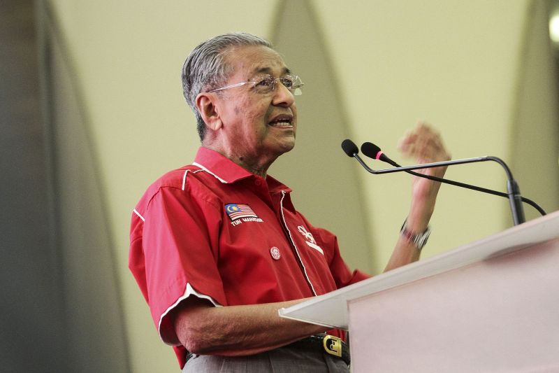 Tun Dr Mahathir Mohamad speaks at the Pakatan Harapan Convention in Shah Alam November 12, 2016. u00e2u20acu2022 Picture by Yusof Mat Isa