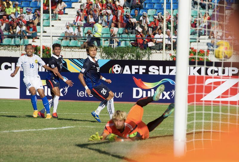 Pemain tengah kebangsaan Mohd Syazwan Zainon (kiri) menjaringkan gol pertama Malaysia pada aksi pembukaan kumpulan B dalam Kejohanan Piala AFF Suzuki 20 Nov 2016. u00e2u20acu201d Foto Bernama 