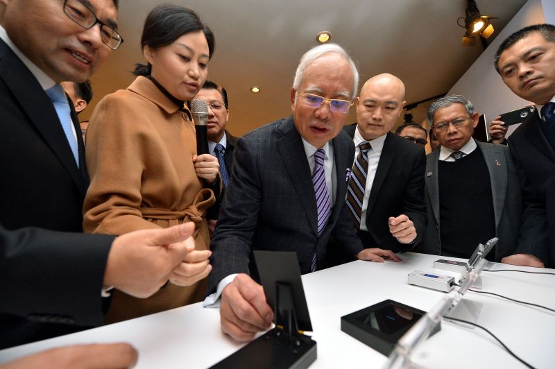 Prime Minister Najib Razak takes a closer look at the latest AMOLED display technology during a visit to the Guu00c3u00a1n Exhibition Hall in Beijing November 2, 2016. u00e2u20acu201d Bernama pic