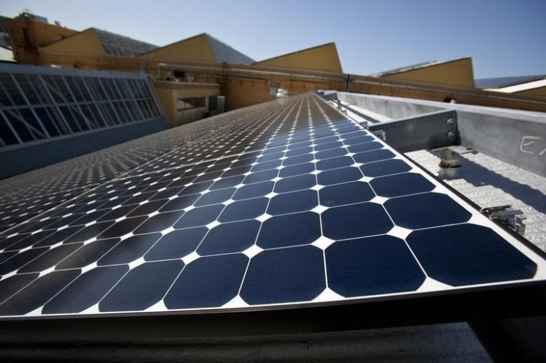 Solar panels sit on the roof of SunPower Corporation in Richmond, California, March 18, 2010. REUTERS/Kim White