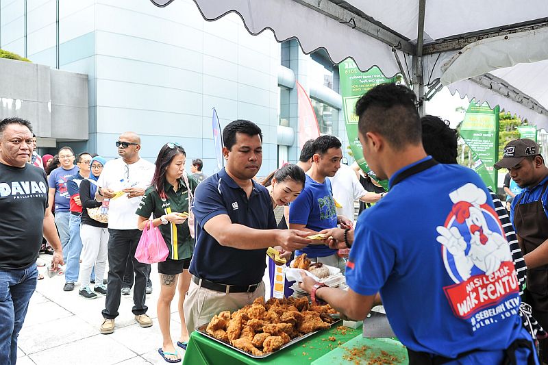 Pengunjung dalam dan luar negara sanggup beratur panjang demi mendapatkan Nasi Lemak Wak Kentut yang berasal dari Kulai pada festival 'I Eat Nasi Lemak 2016'. u00e2u20acu2022 Foto Bernama