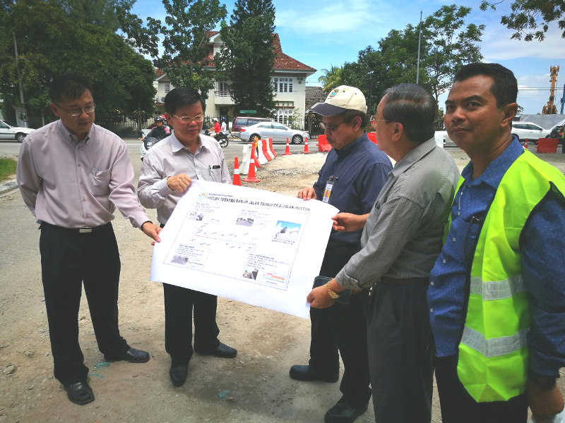 State exco Chow Kon Yeow (second from left) looking at the mitigation project plans at Transfer Road, November 14, 2016. u00e2u20acu201d Picture by Opalyn Mok