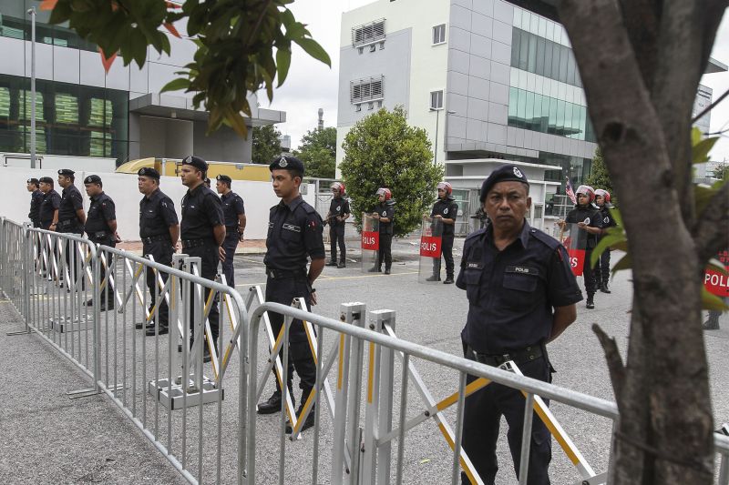 Police officers stand guard in front of the Malaysiakini office in Petaling Jaya, November 5, 2016. u00e2u20acu2022 Picture by Yusof Mat Isa
