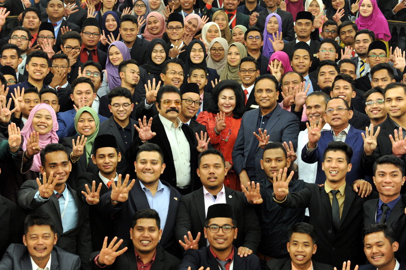 The Prime Ministeru00e2u20acu2122s wife Datin Seri Rosmah Mansor posing for photographs with delegates of the National Student Leadership Conference after dinner at Seri Perdana, November 27, 2016. u00e2u20acu201d Bernama pic