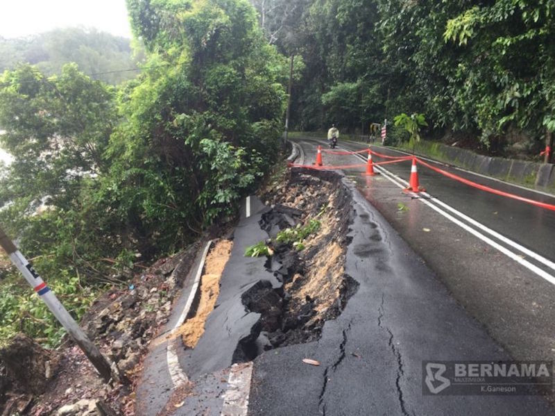 Heavy rain caused a landslide on the main road connecting Teluk Bahang to downtown George Town, November 7, 2016. — Photo courtesy of Twitter/Bernama